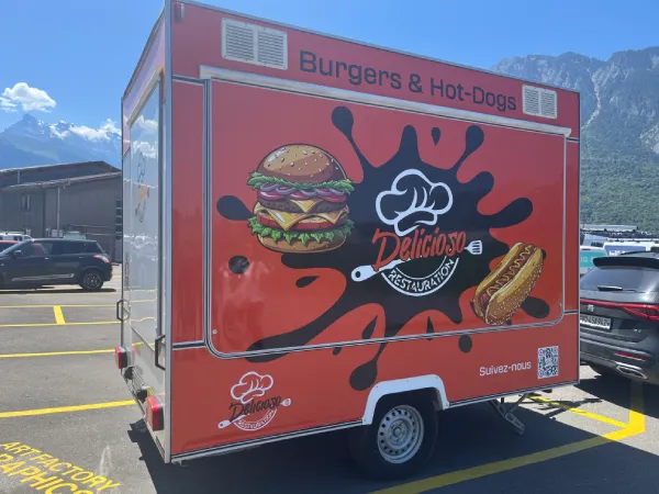 Remorque food truck en covering publicitaire, réalisée à Bex par TwoMuch Publicité